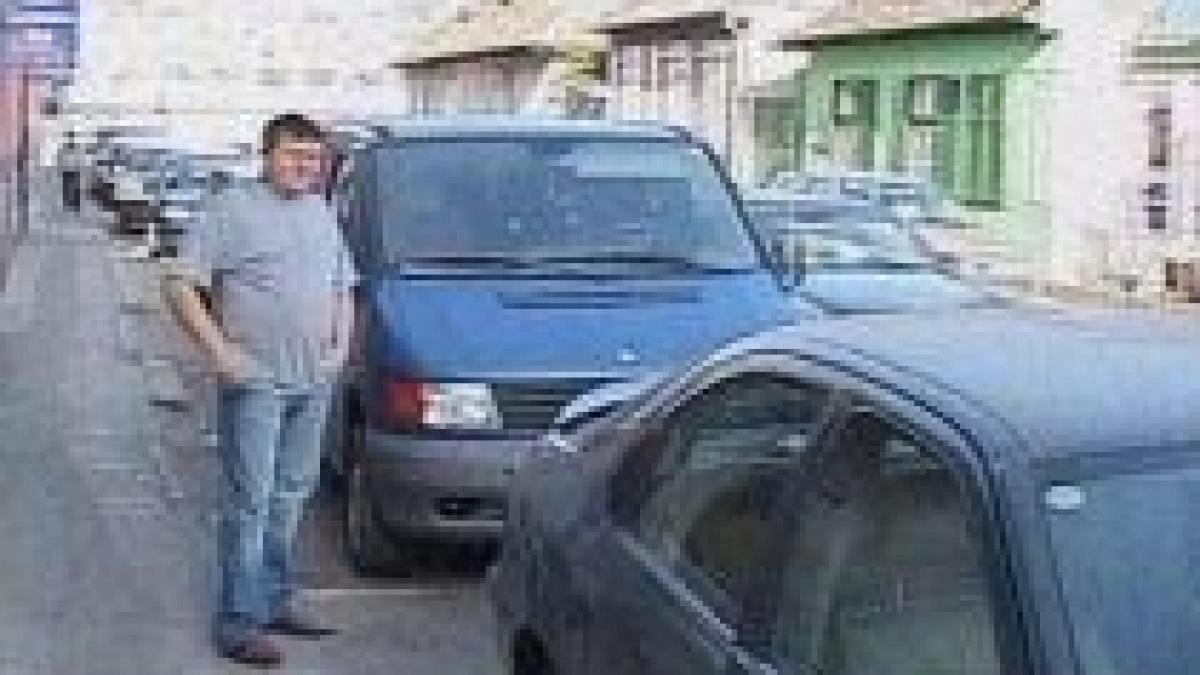 Sibiu. Un şofer, filmat în timp ce a tamponat o maşină şi a fugit