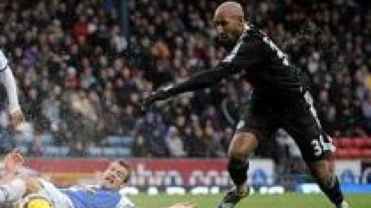  Chelsea se întoarce pe primul loc în Premier League după dubla lui Anelka. Blackburn- Chelsea 0-2

