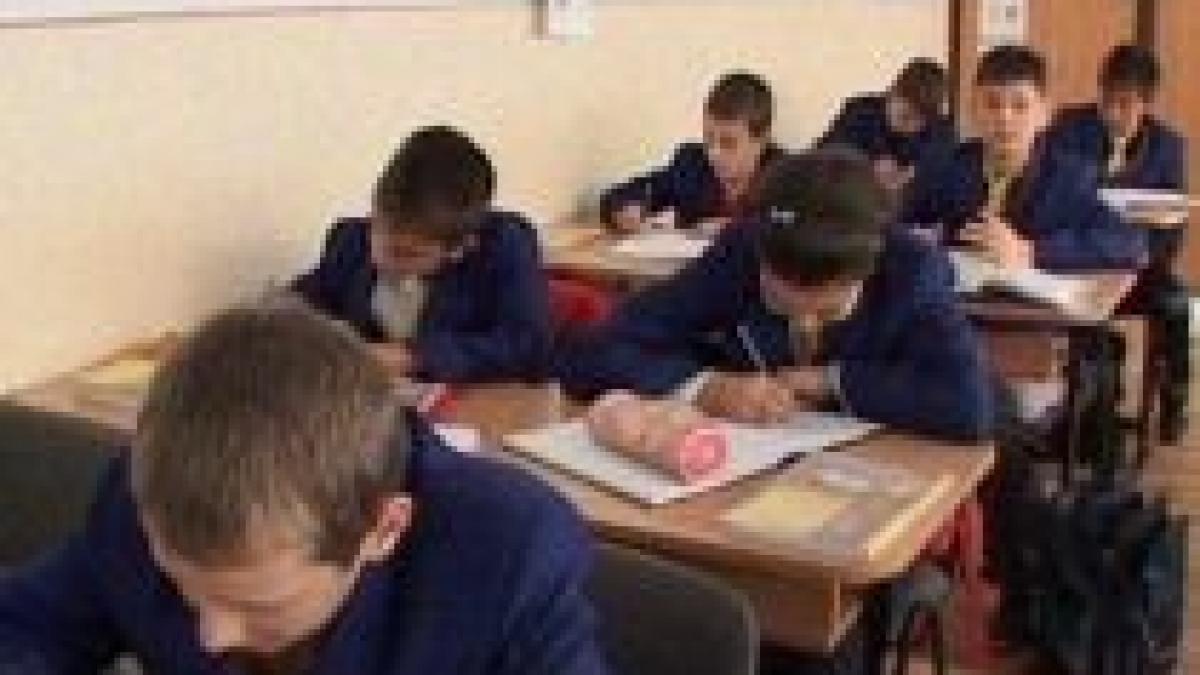 Copiii căpşunarilor se întorc la şcolile din România
