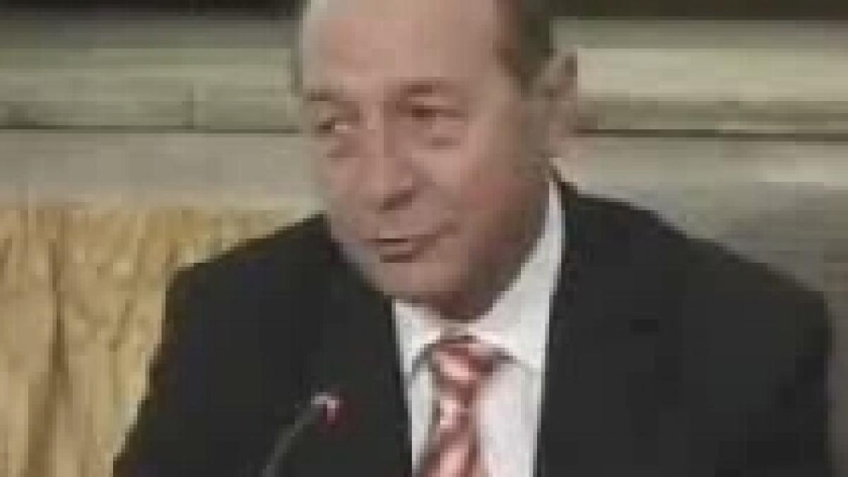 Cine la cine scoate pistolul? Băsescu îşi continuă meciul cu Guvernul (VIDEO)