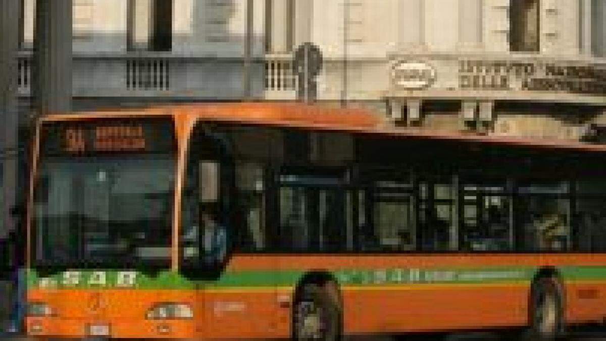 Italia: Imigrant român, dezbrăcat într-un autobuz pentru a dovedi că nu furase un telefon