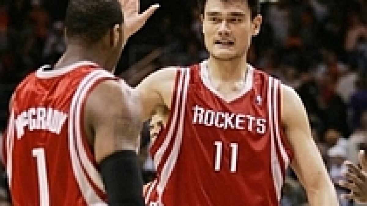 Yao străluceşte în victoria cu Oklahoma, dar Houston îl pierde pe McGrady (VIDEO)