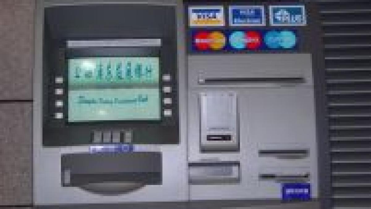 Jaf la CEC: Hoţii au tăiat un ATM cu flexul şi au furat aproape 300.000 de lei