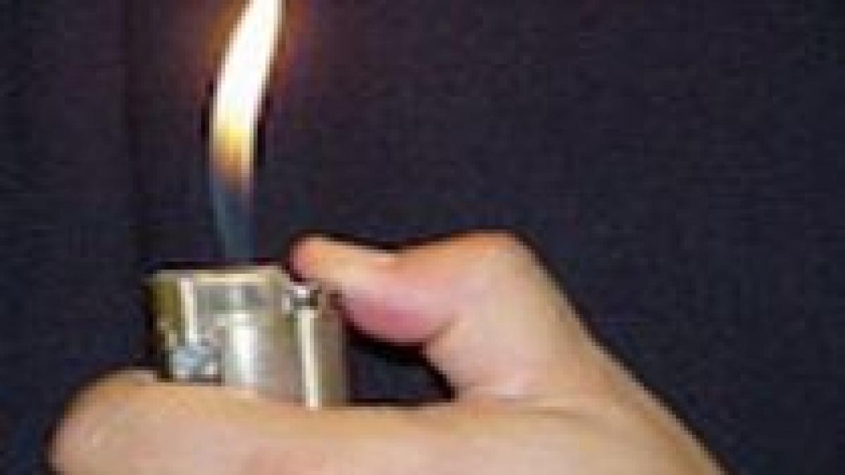 Un bărbat şi-a dat foc în sediul poliţiei, după care l-a incendiat şi pe şeful de post