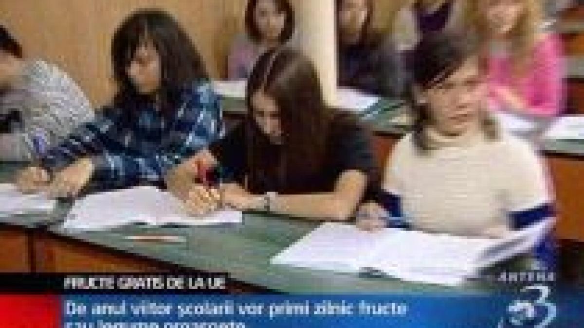 Elevii români vor primi de la anul şi fructe, în completarea programului ?Laptele şi Cornul?