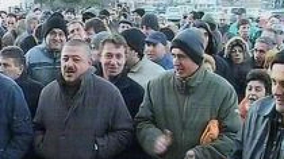 Protest spontan la Arpechim Piteşti. Oamenii se tem că vor fi concediaţi