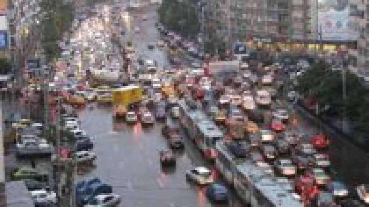 Primăria Bucureşti: Staţionarea pe prima bandă, interzisă. Proprietarii de teren, obligaţi să facă parcuri