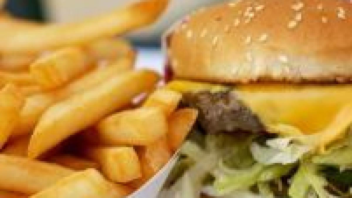 Alimentele tip fast-food, asociate cu riscul îmbolnăvirii de Alzheimer