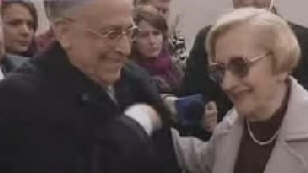 Ion Iliescu, alături de Nina, soţia sa: Românii vor vota şi partidul, şi persoana (VIDEO)