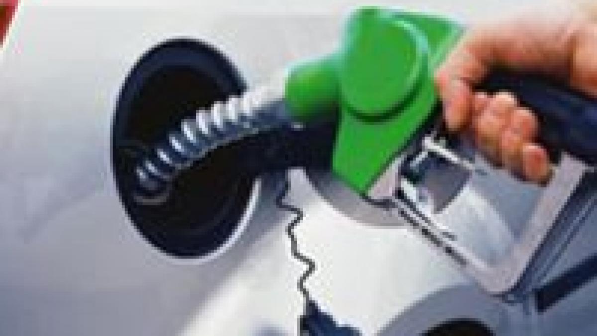 Benzina scade sub trei lei pe litru, la Petrom, pentru prima oară după trei ani