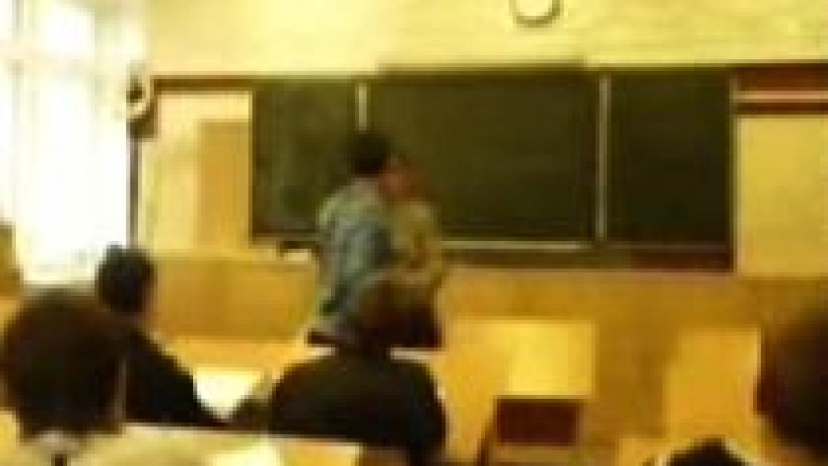 Profesor, bătut de un elev chiar în sala de clasă (VIDEO) 