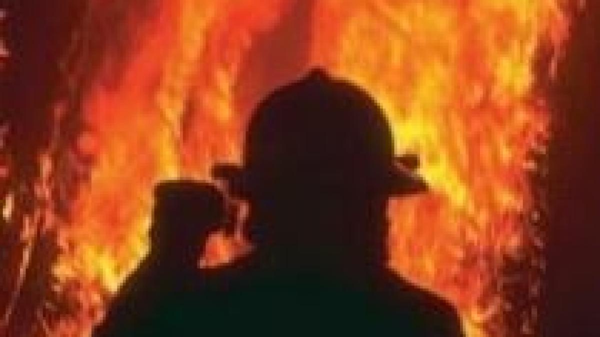 Incendiu la o casă în construcţie din Săftica. Doi bărbaţi au murit şi patru au fost grav răniţi