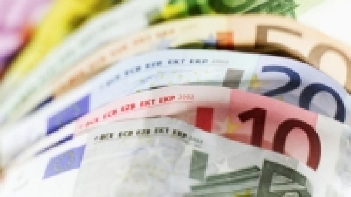 Leul se depreciază cu 1,4 bani, pe fondul cererii mari de valută. 1 euro=3,9389 lei