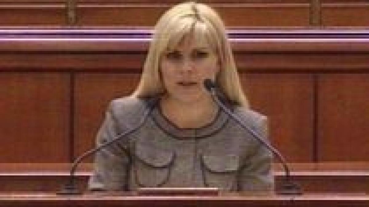 Elena Udrea jură credinţă patriei. Parlamentarii îşi încep activitatea (VIDEO)