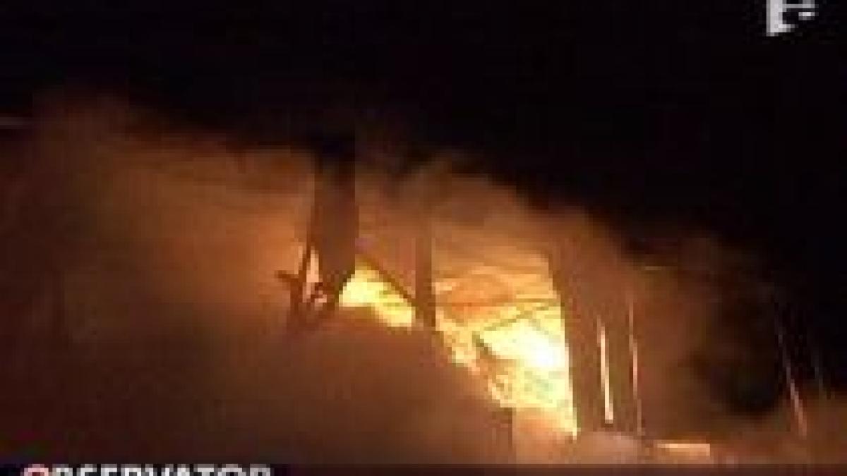 Buzău. Risc de explozie, după ce un incendiu a izbucnit lângă 1600 de kilograme de azotat de amoniu