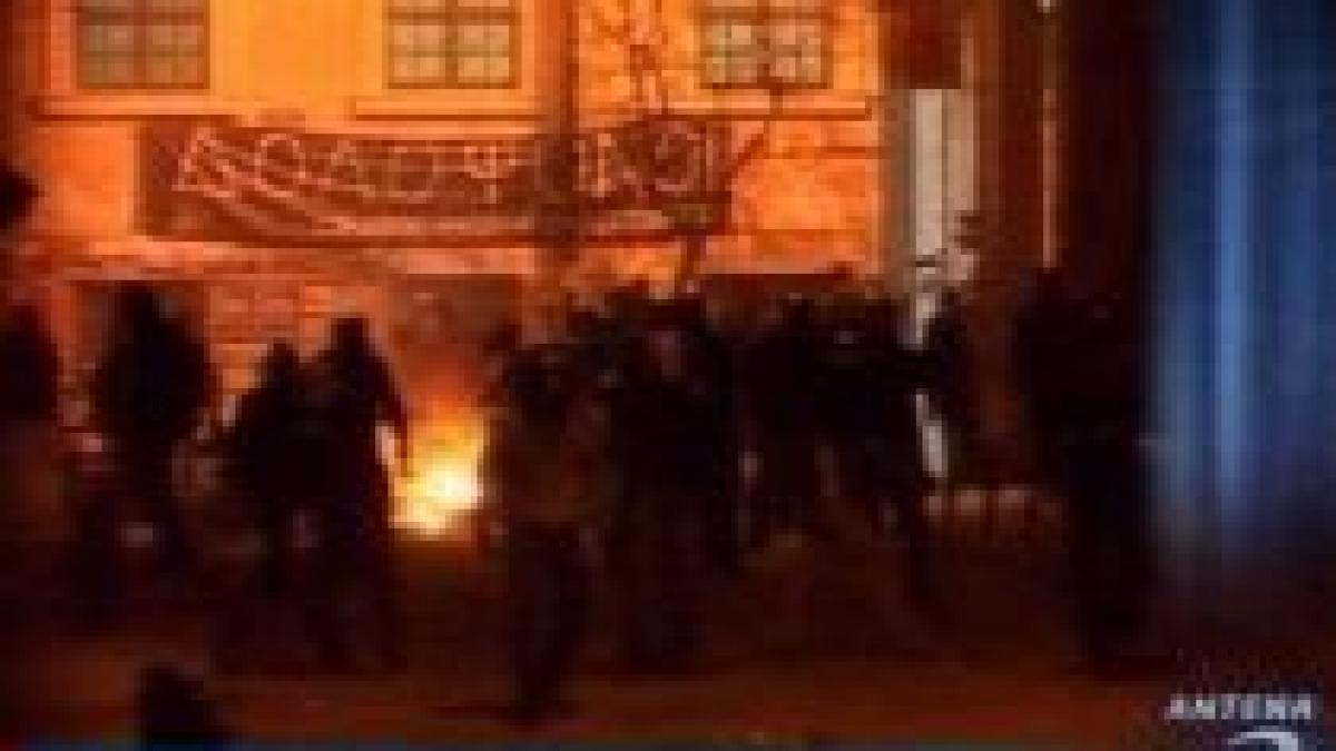 Luptele de stradă din Atena continuă. Tinerii i-au atacat pe poliţişti cu coktailuri Molotov