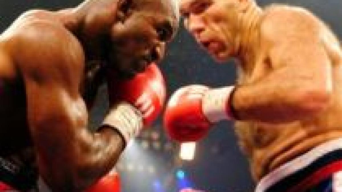 Valuev îşi păstrează titlul WBA la categoria grea după meciul cu Holyfield (VIDEO)

