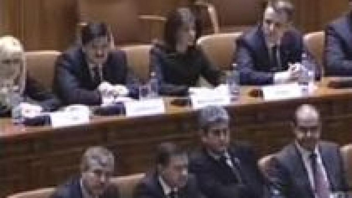 Schimb de ştafetă între miniştri. Criză, proteste şi taxe mărite - moştenirea Cabinetului Boc