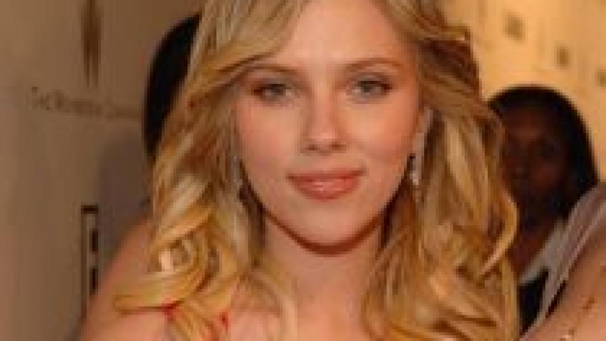 Şerveţel folosit de actriţa Scarlett Johansson, vândut la licitaţie cu 5.300 de dolari