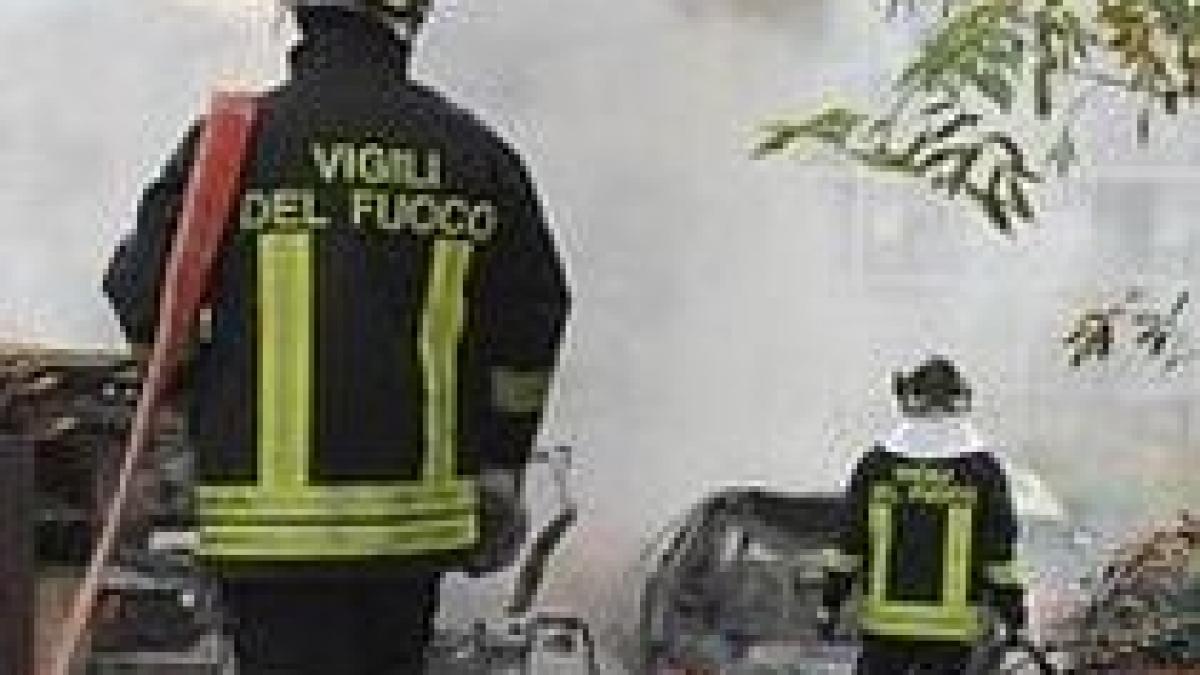 Roma. O româncă şi fiul ei de trei ani au murit într-un incendiu izbucnit într-o tabără ilegală 