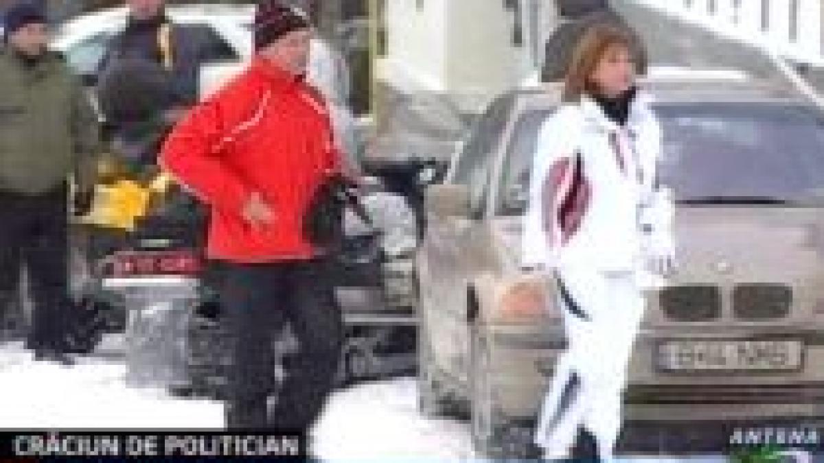 Traian Băsescu şi-a petrecut Crăciunul la munte, alături de familie şi de Elena Udrea