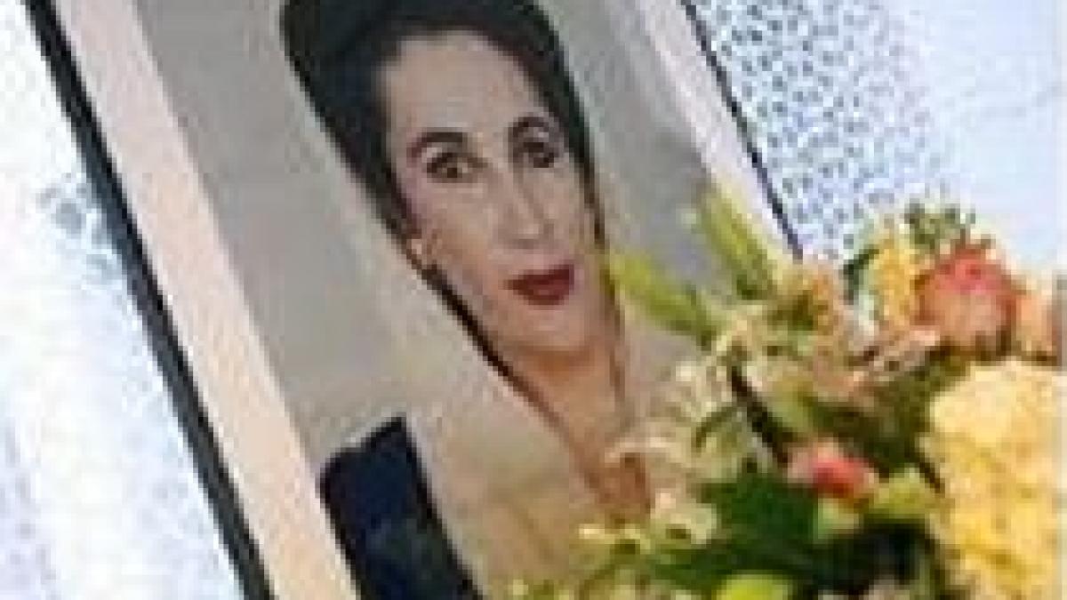 Peste 100.000 de pakistanezi comemorează un an de la asasinarea lui Benazir Bhutto