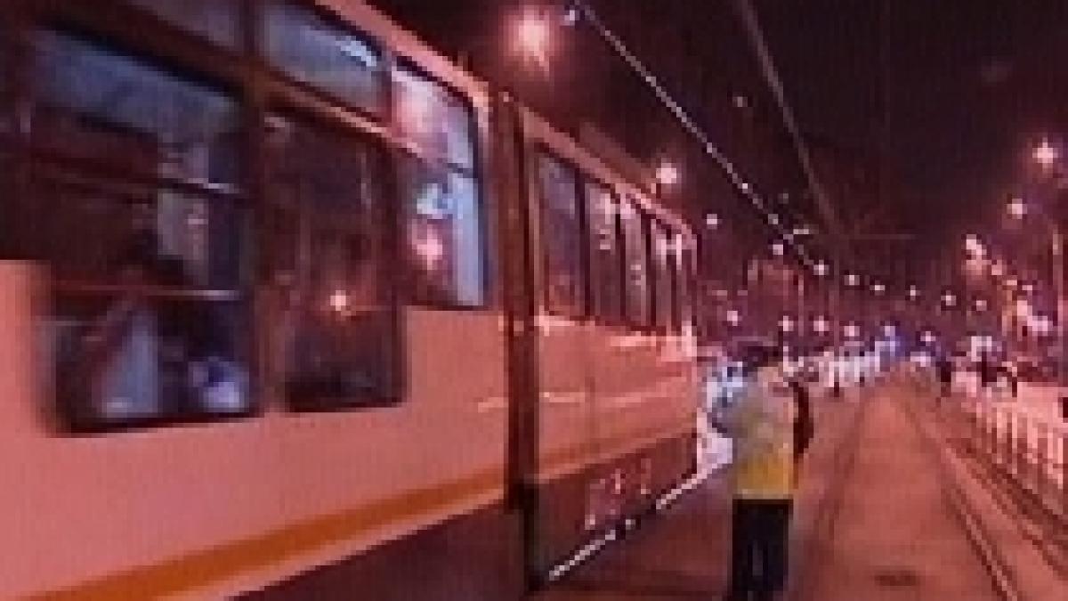 Grav accident rutier în Capitală: O maşină s-a răsturnat pe linia de tramvai 41