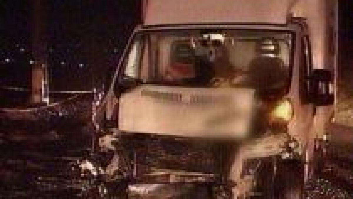 Craiova. Doi oameni au murit, după ce un angajat a furat maşina firmei şi a intrat cu ea într-un taxi