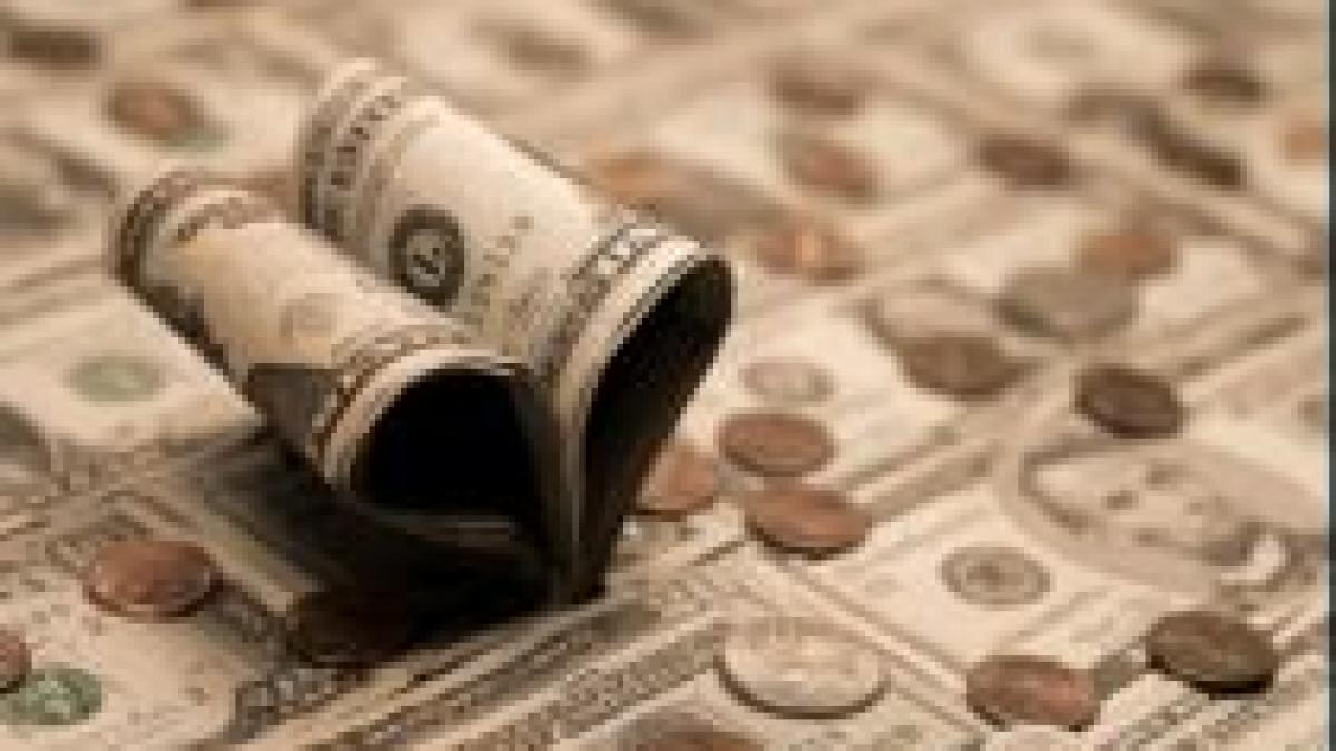 Directorii au salarii plafonate - subalternii rămân cu venituri de sute de milioane 

