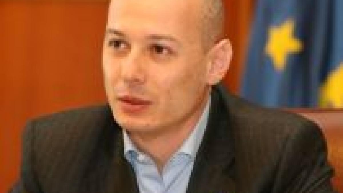 Văcăroiu păstrează cadourile de protocol, Olteanu le lasă Camerei
