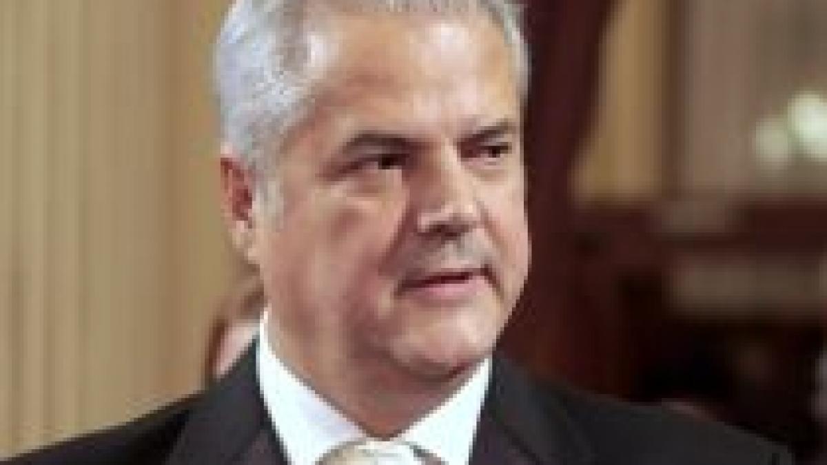 Adrian Năstase: Poate ar fi mai simplu şi mai ieftin să schimbăm preşedintele, nu Constituţia