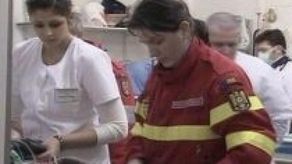 Mureş. Medicii încearcă să ţină în viaţă doi copii care au căzut în apa îngheţată a unui râu