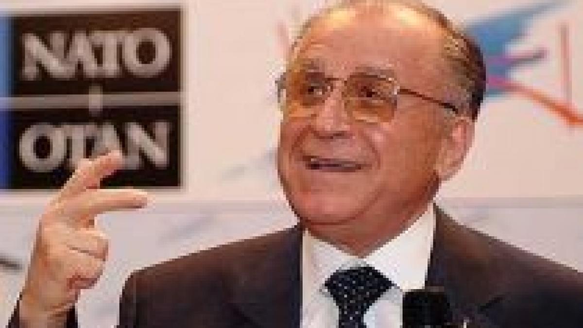 Iliescu despre revizuirea Constituţiei: "Ţara arde şi baba se piaptănă!
