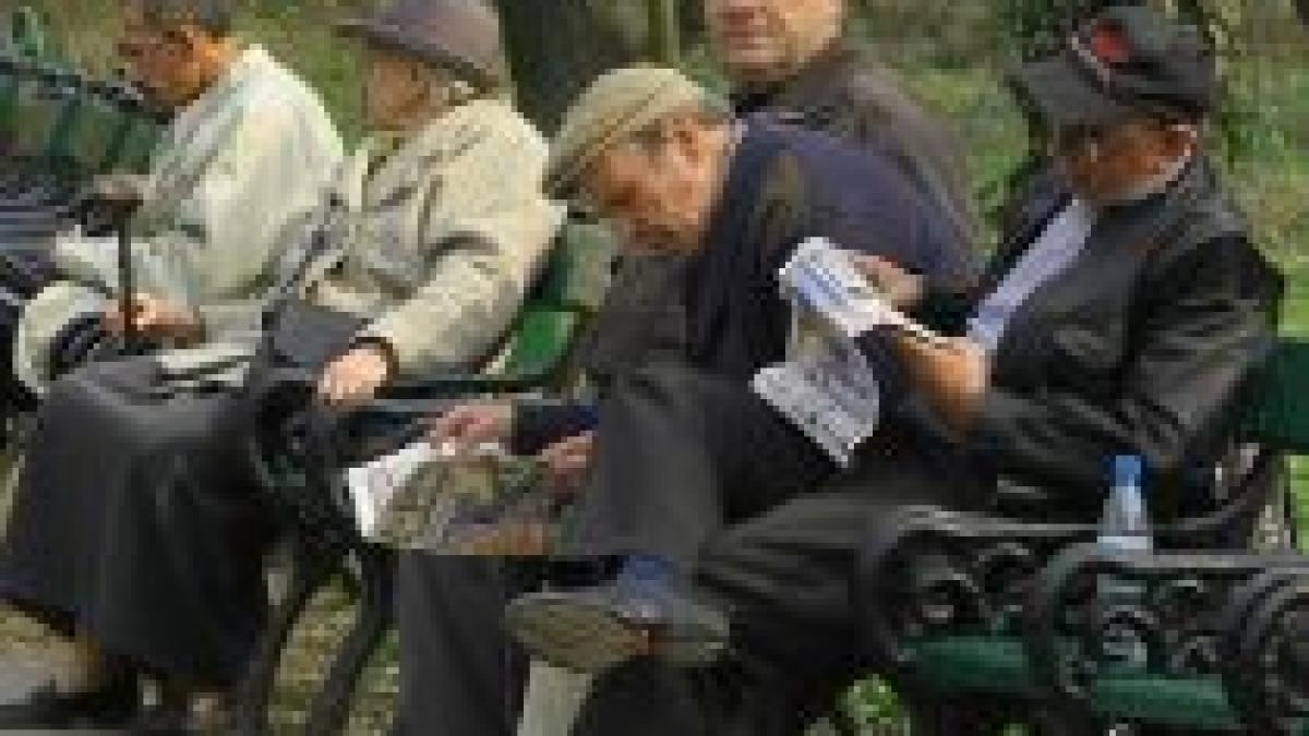 Funcţionarii publici, care au vârsta de pensionare, obligaţi să iasă la pensie de la 1 februarie