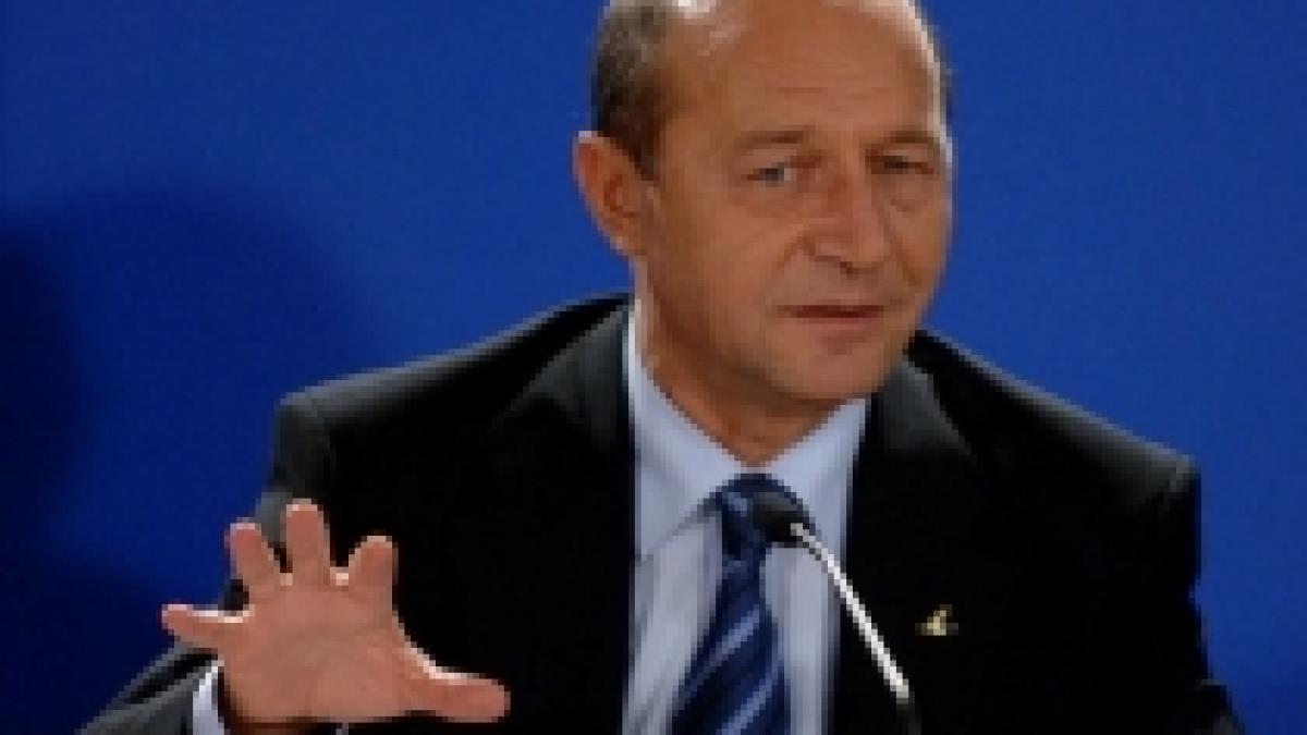 Băsescu avertizează că deficitul prognozat de CE ar putea fi confirmat prin aplicarea majorărilor salariale din 2008