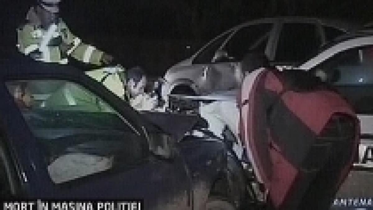 A scăpat dintr-un accident şi a murit într-un altul, în maşina poliţiei (VIDEO)