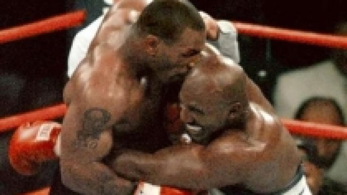 Duelul "moşilor" Tyson şi Holyfield se va juca pentru o bursă de 34 de milioane de dolari