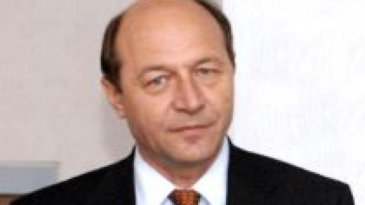 Guvernul vorbeşte de 2.000 funcţionari, băutori de cafea, Băsescu, de peste 160.000
