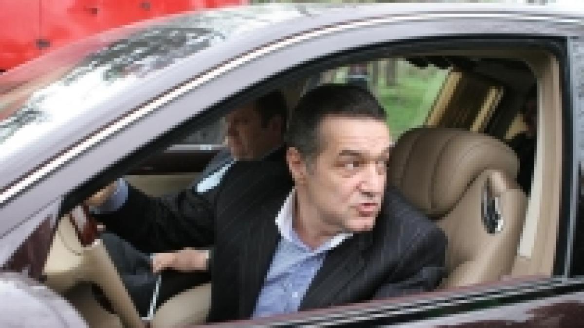 Hoţii i-au furat maşina lui Gigi Becali, pe care o lăsase pornită în drum