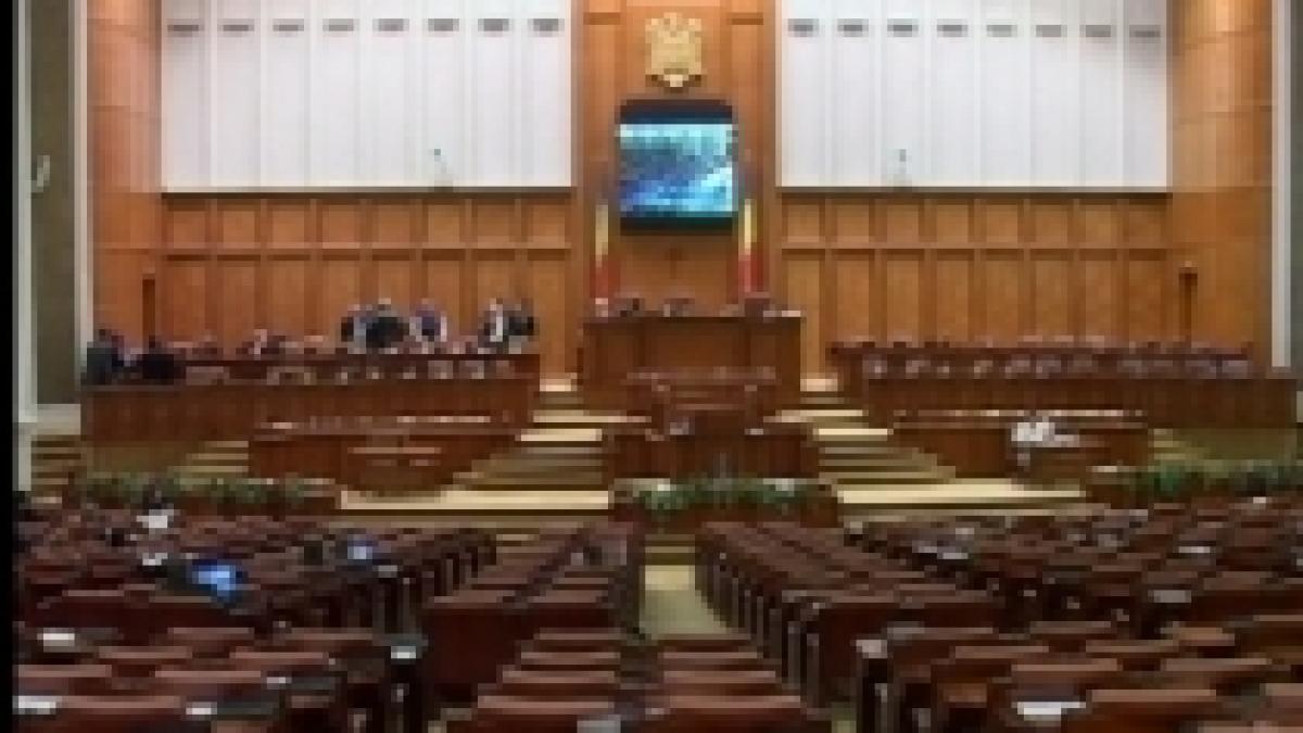 Războiul PDF-urilor la Camera Deputaţilor: Gâlceavă PDL-PNL pe tema prezentării proiectului de buget