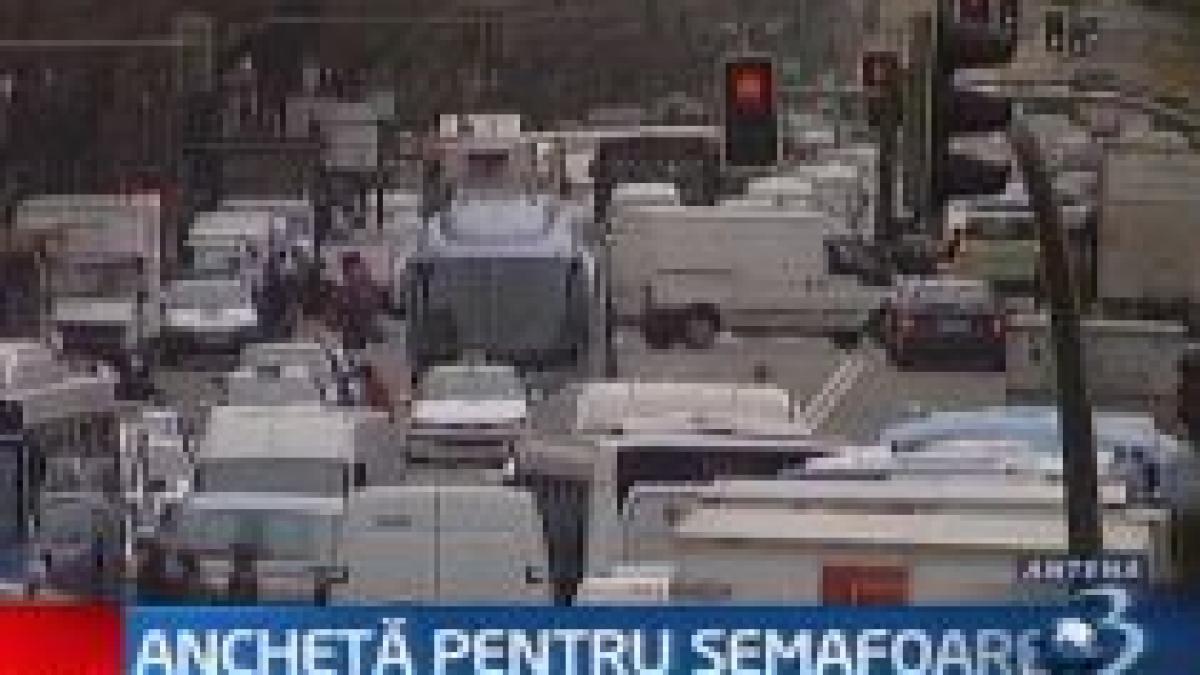 Zeci de poliţişti italieni, anchetaţi pentru modificarea frauduloasă a semafoarelor 