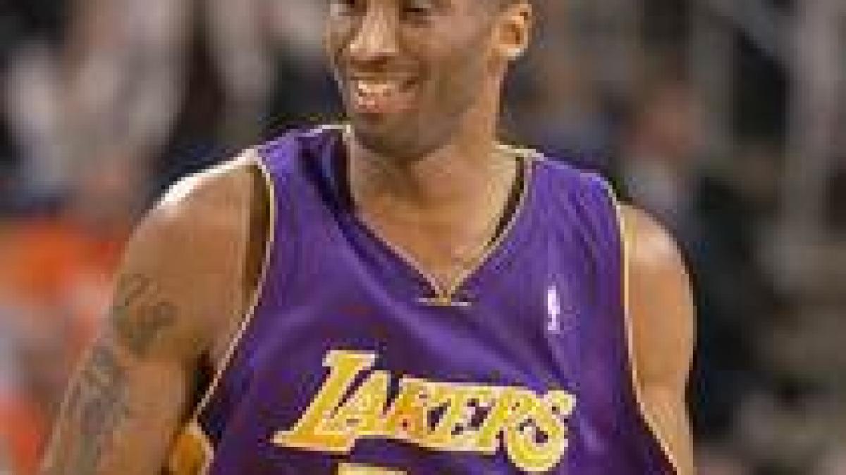 Kobe Bryant a ajutat Lakers să spele ruşinea din meciul cu Bobcats (VIDEO)