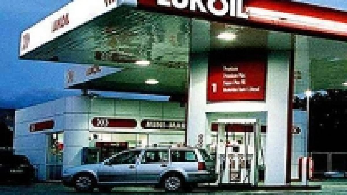 Lukoil scumpeşte benzina cu 14 bani pe litru