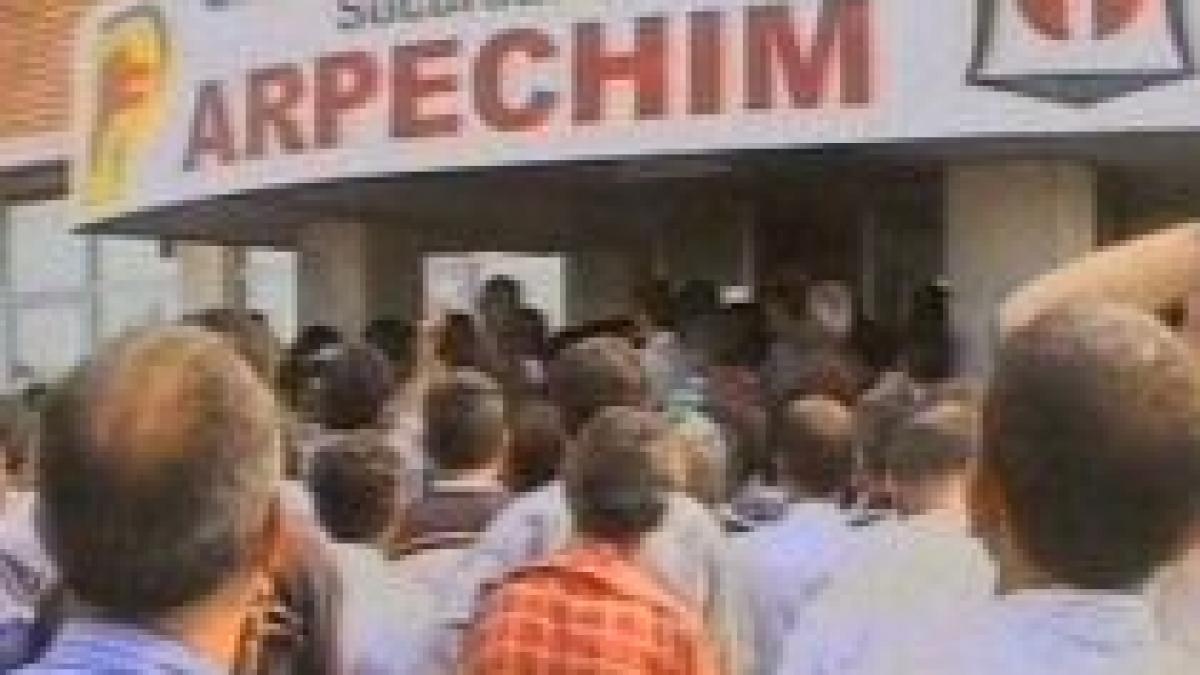 Angajaţii Arpechim Piteşti protestează faţă de eventualele disponibilizări