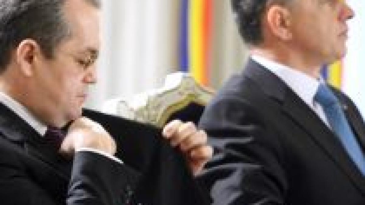 Boc anunţă bugetarii că vor primi al 13-lea salariu pentru anul 2008

