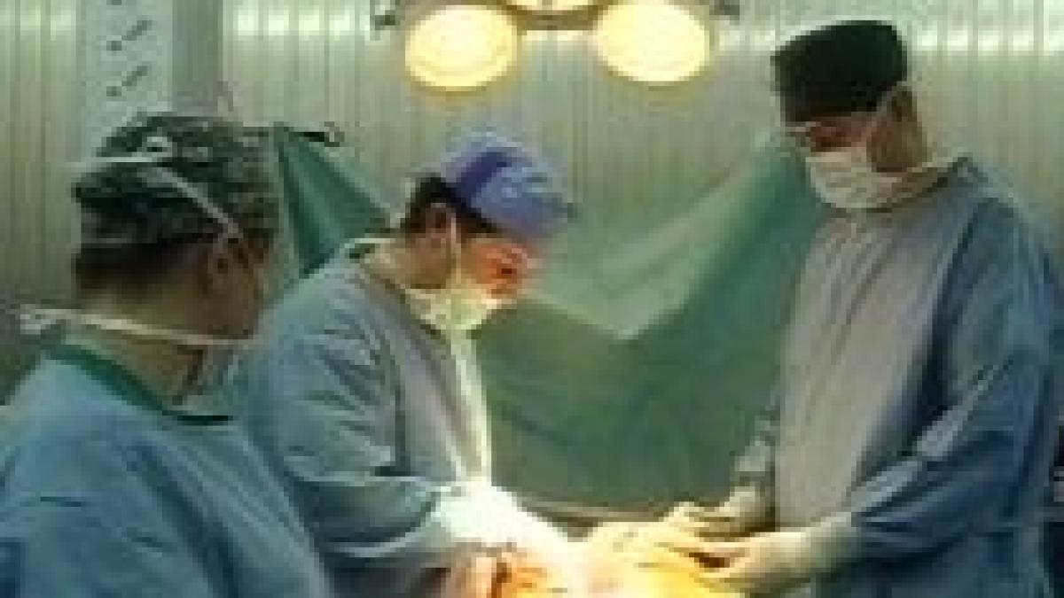 Operaţie rară, efectuată la Cluj: O echipă de medici a salvat două vieţi cu ajutorul unui singur rinichi