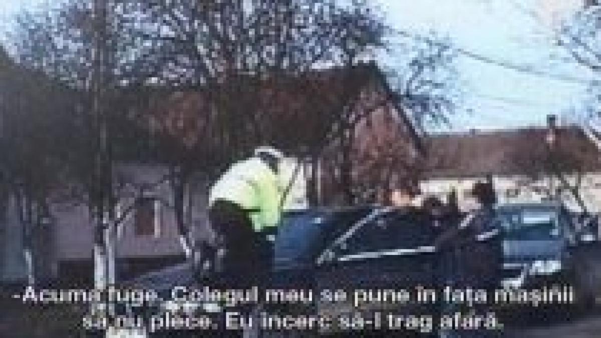 Cascadorie la Arad. Un poliţist s-a urcat pe capota maşinii pentru a-l opri pe şofer