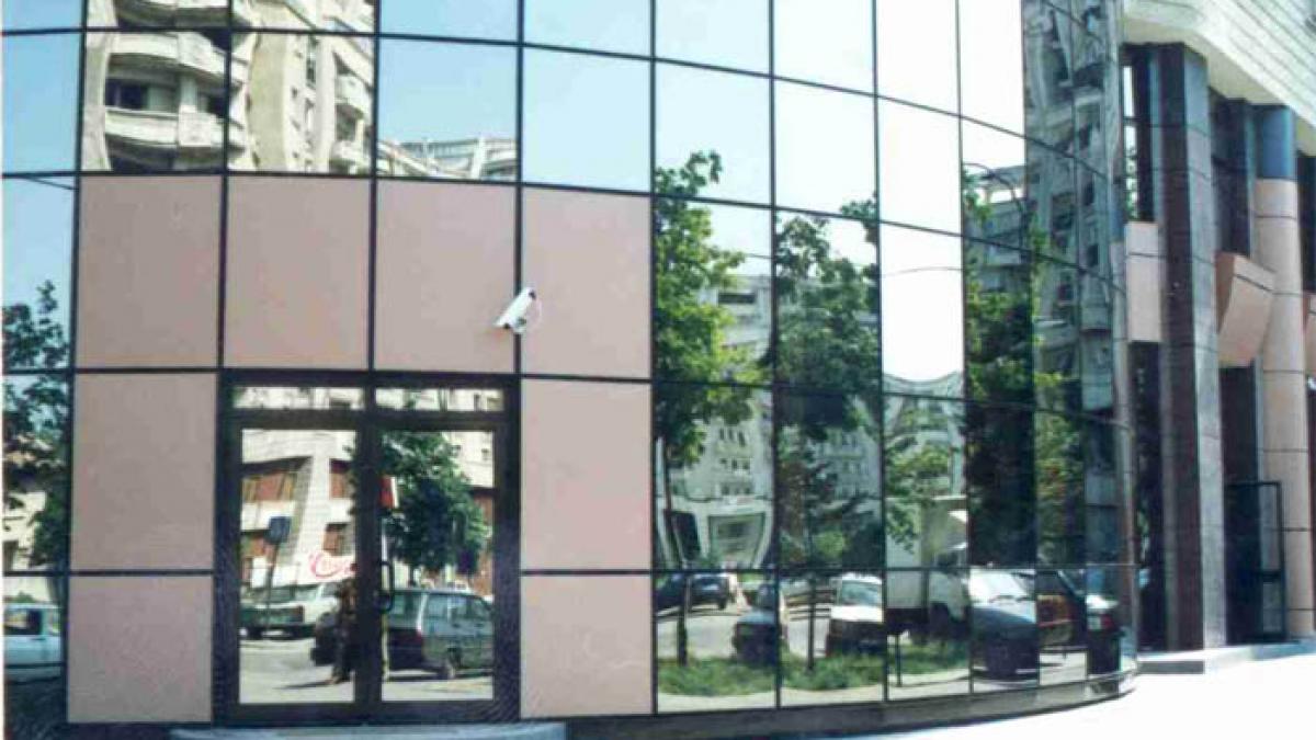 Băncile comerciale scumpesc din nou creditele ipotecare şi de consum
