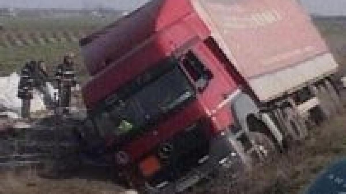 Un camion cu azotat de amoniu s-a răsturnat pe Autostrada Soarelui