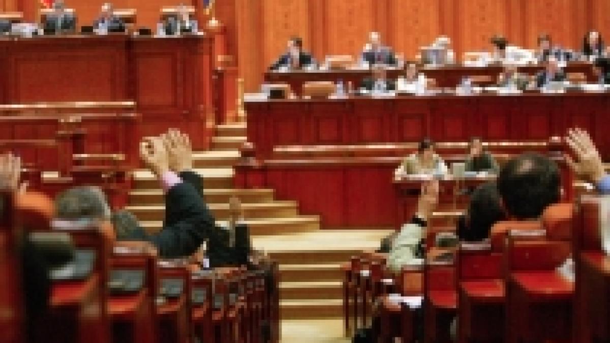 Bugetul de stat &#537;i cel al asigurărilor sociale, adoptate de Parlament